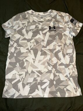Under Armour Gray & White Camo 'Freedom' Women’s Short Sleeve Tee